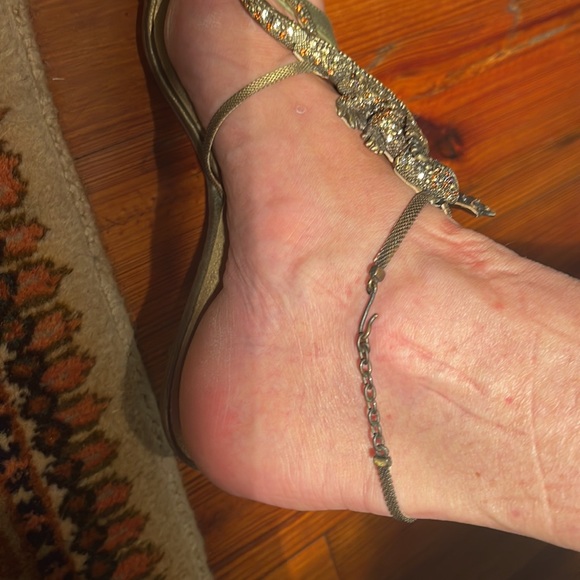 Giuseppe Zanotti heels with metal and Rhinestone articulated gecko on the front. - Picture 6 of 11